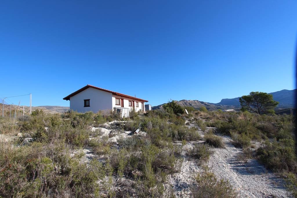 This villa is located in the beautiful natural environment of Jijona. The villa has a nice large plot of 25,000 m2.The beautiful nature that surrou...