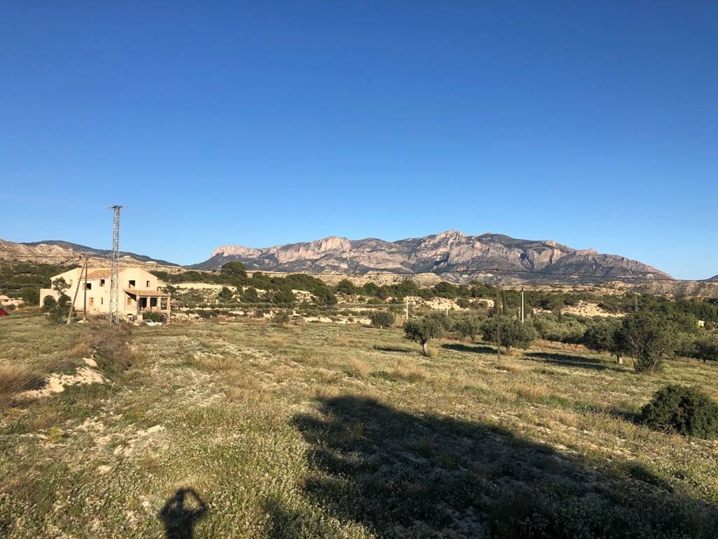 Finca of approximately 500 m2 useful, with a plot of 17,000 m2 to finish, with many possibilities.