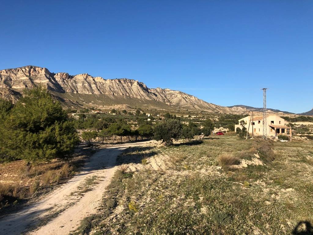 Finca of approximately 500 m2 useful, with a plot of 17,000 m2 to finish, with many possibilities.