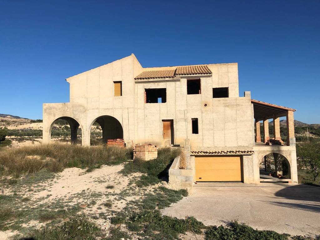 Finca of approximately 500 m2 useful, with a plot of 17,000 m2 to finish, with many possibilities.