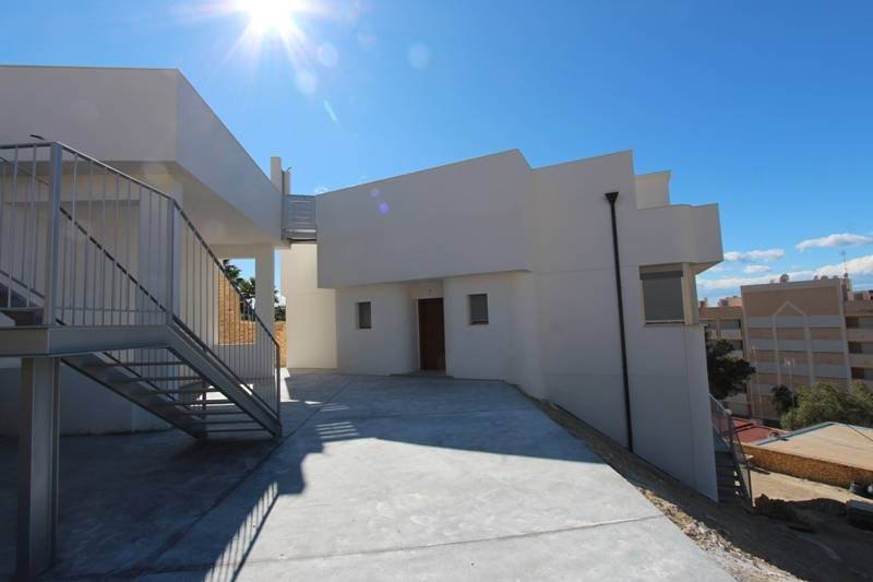 Spacious brand new villa with fantastic sea views, 4 bedrooms, 4 bathrooms, pool, terrace, private elevator and air conditioning.This villa convinc...
