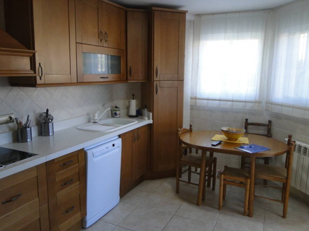 This beautiful villa is located in a recent residential area a short distance from the charming town of Aguas de Busot (Aigües) with all amenities....