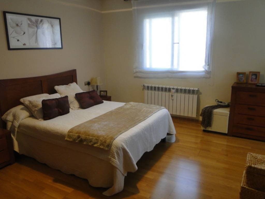 This beautiful villa is located in a recent residential area a short distance from the charming town of Aguas de Busot (Aigües) with all amenities....