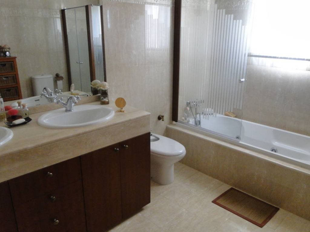 This beautiful villa is located in a recent residential area a short distance from the charming town of Aguas de Busot (Aigües) with all amenities....