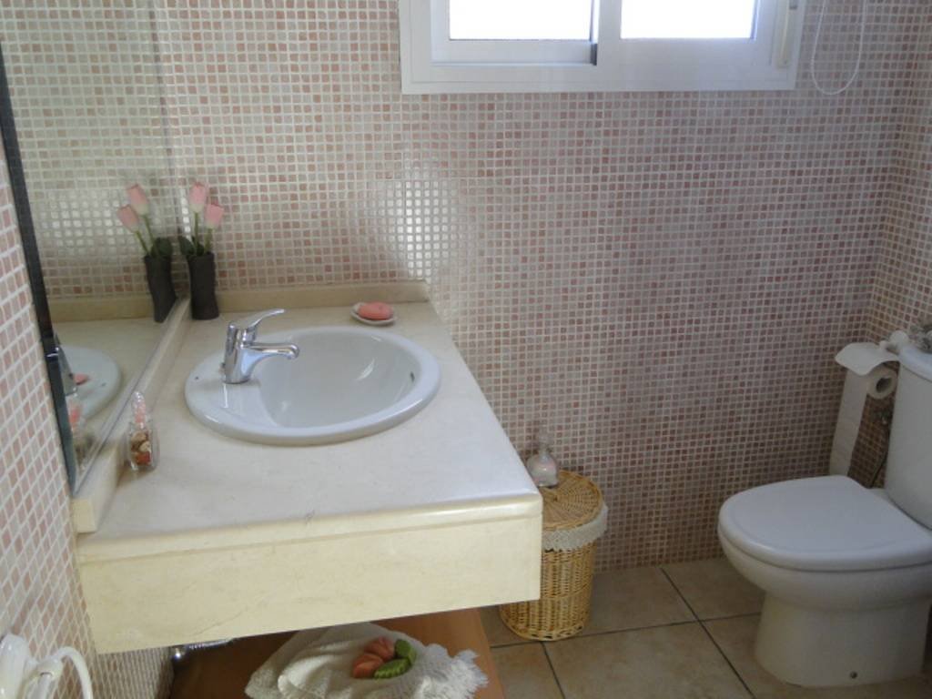 This beautiful villa is located in a recent residential area a short distance from the charming town of Aguas de Busot (Aigües) with all amenities....