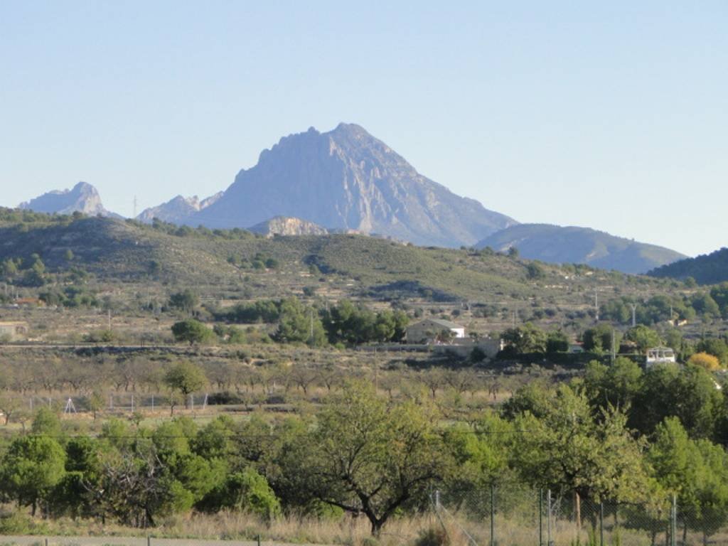 This beautiful villa is located in a recent residential area a short distance from the charming town of Aguas de Busot (Aigües) with all amenities....