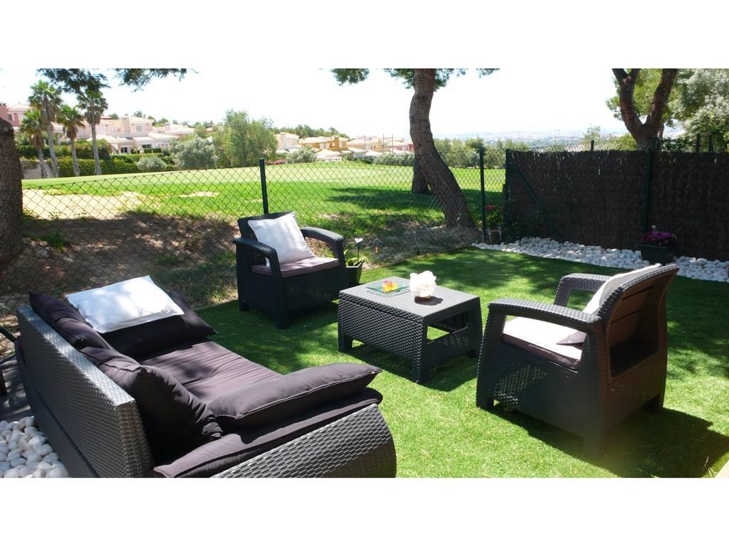 House in Bonalba Illeta Golf with 150 m2 built, spread over 2 floors, on the ground floor with 77m2 we find the living room next to the kitchen, a ...