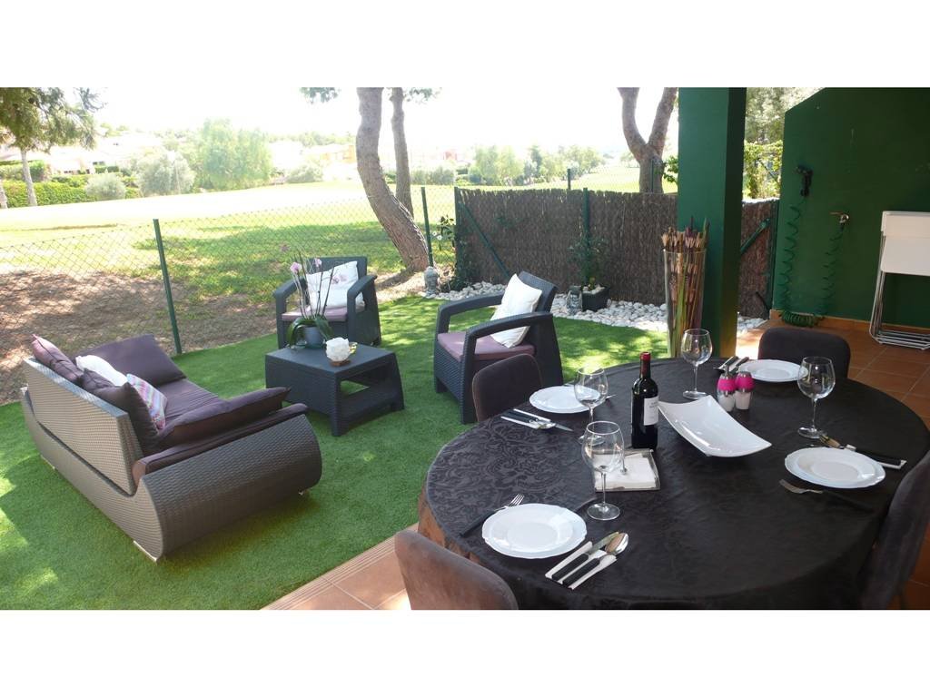 House in Bonalba Illeta Golf with 150 m2 built, spread over 2 floors, on the ground floor with 77m2 we find the living room next to the kitchen, a ...