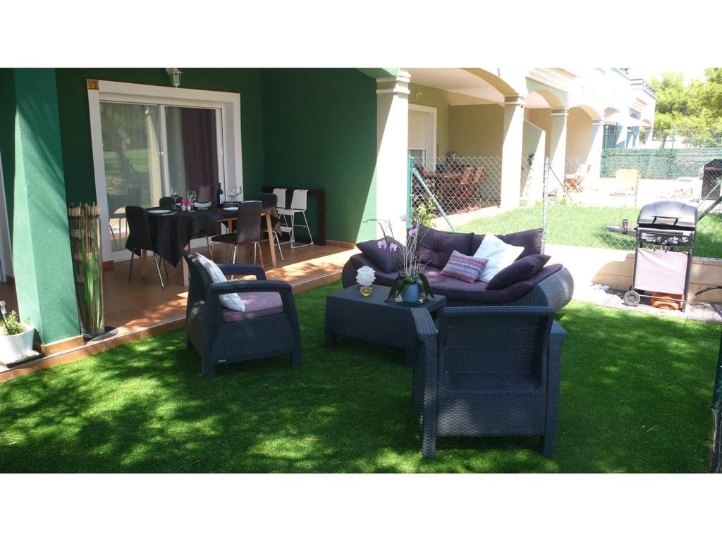 House in Bonalba Illeta Golf with 150 m2 built, spread over 2 floors, on the ground floor with 77m2 we find the living room next to the kitchen, a ...