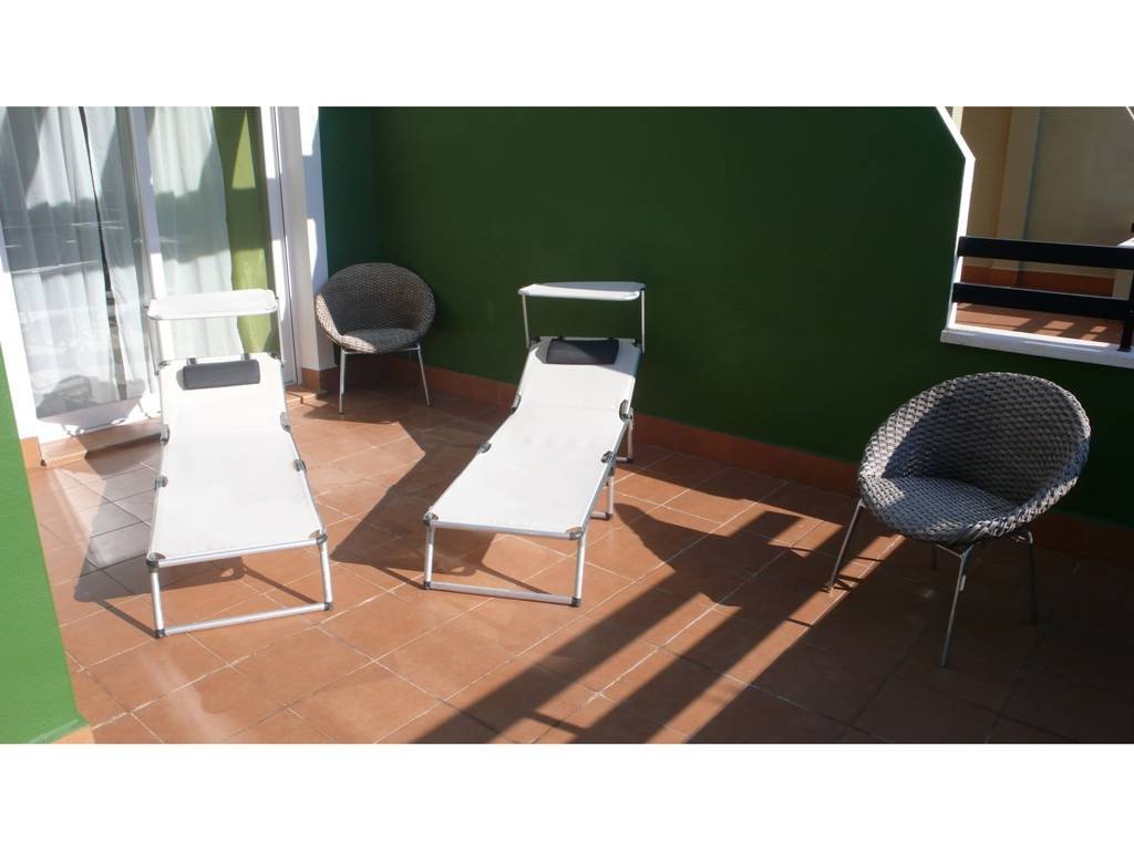 House in Bonalba Illeta Golf with 150 m2 built, spread over 2 floors, on the ground floor with 77m2 we find the living room next to the kitchen, a ...