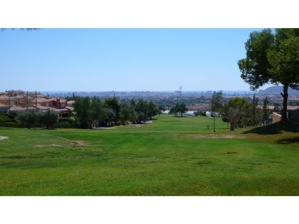 House in Bonalba Illeta Golf with 150 m2 built, spread over 2 floors, on the ground floor with 77m2 we find the living room next to the kitchen, a ...