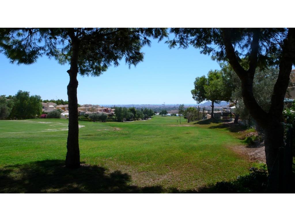 House in Bonalba Illeta Golf with 150 m2 built, spread over 2 floors, on the ground floor with 77m2 we find the living room next to the kitchen, a ...