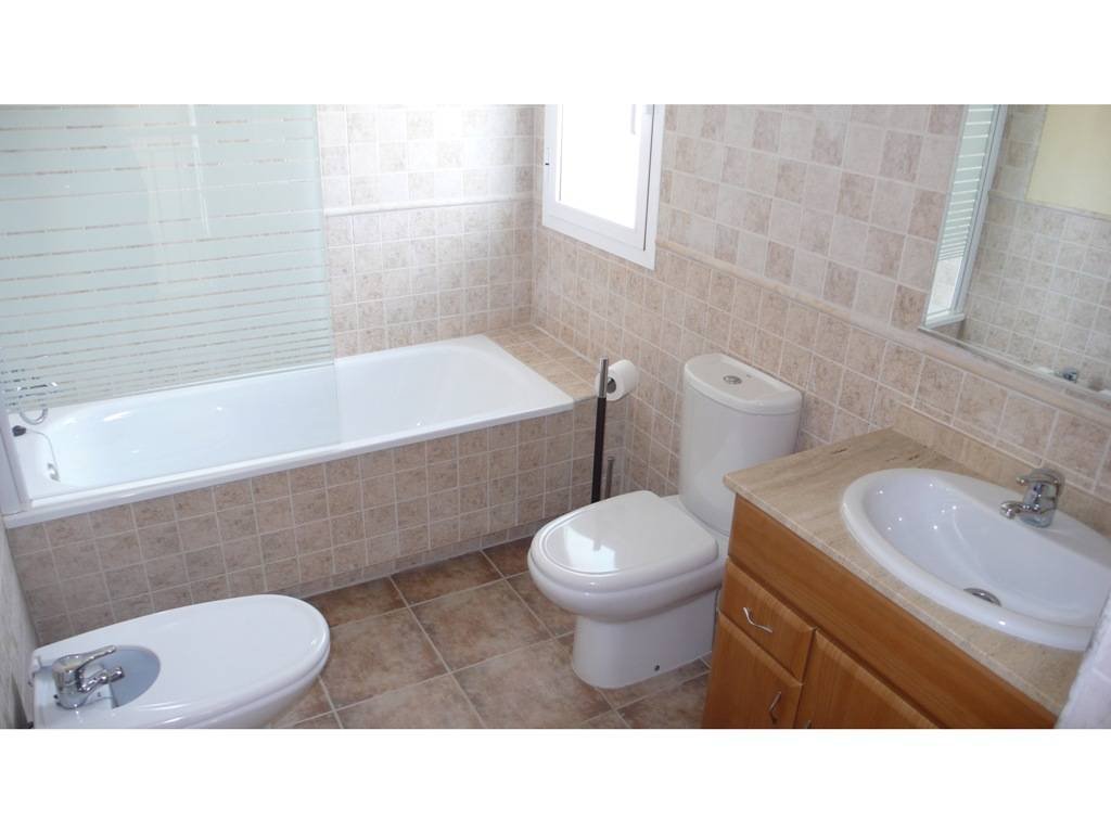 House in Bonalba Illeta Golf with 150 m2 built, spread over 2 floors, on the ground floor with 77m2 we find the living room next to the kitchen, a ...