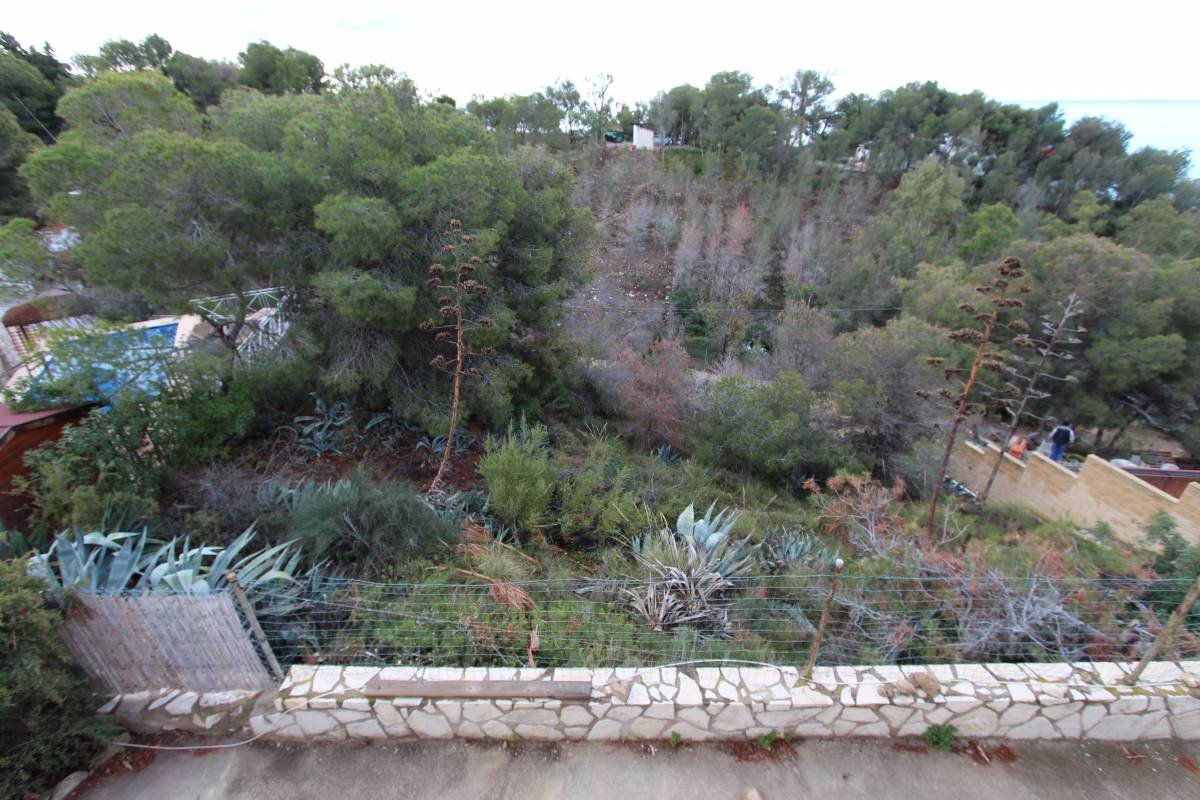 - Plot of 632 m2- You can build a villa up to 221 m2 on 2 floors- Land with water, electricity and telephone line on the property- Beach 300 m- Sup...