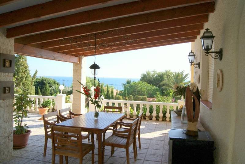 Detached villa on one floor, located on the second line of the sea with a private 8x4m pool.Built in 1989, it is in very good condition, it has 4 b...
