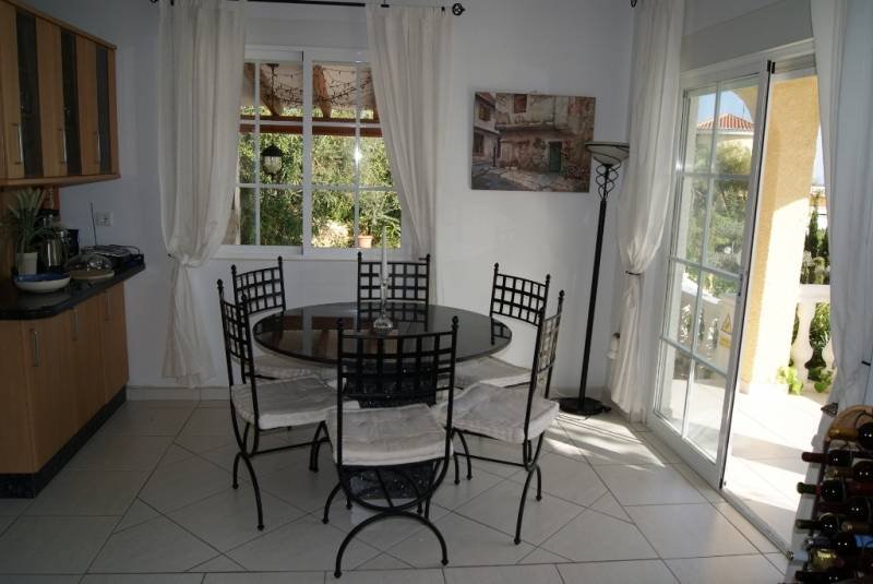 Detached villa on one floor, located on the second line of the sea with a private 8x4m pool.Built in 1989, it is in very good condition, it has 4 b...