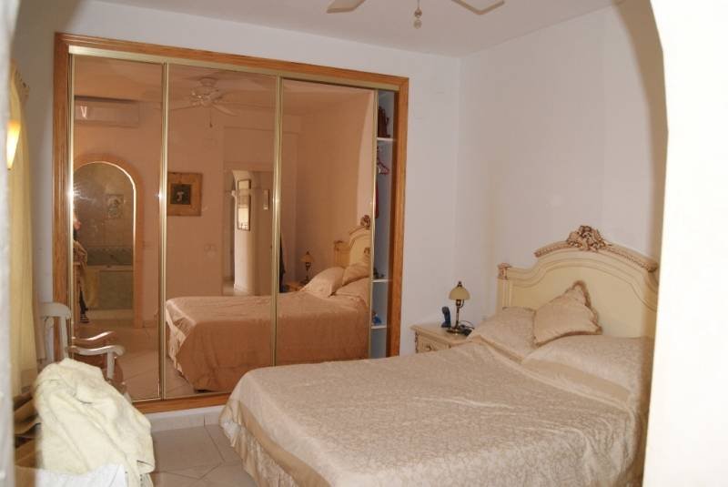 Detached villa on one floor, located on the second line of the sea with a private 8x4m pool.Built in 1989, it is in very good condition, it has 4 b...