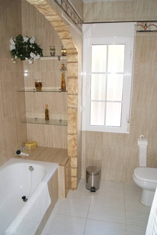 Detached villa on one floor, located on the second line of the sea with a private 8x4m pool.Built in 1989, it is in very good condition, it has 4 b...