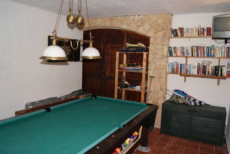 Detached villa on one floor, located on the second line of the sea with a private 8x4m pool.Built in 1989, it is in very good condition, it has 4 b...