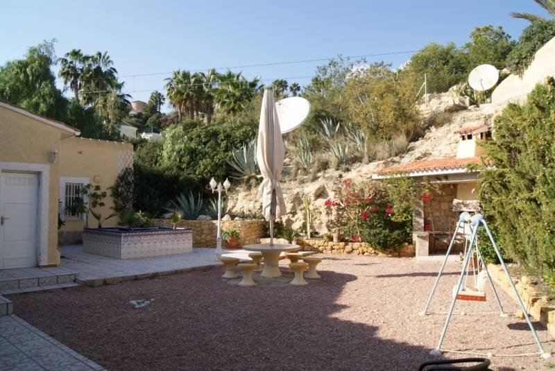 Detached villa on one floor, located on the second line of the sea with a private 8x4m pool.Built in 1989, it is in very good condition, it has 4 b...