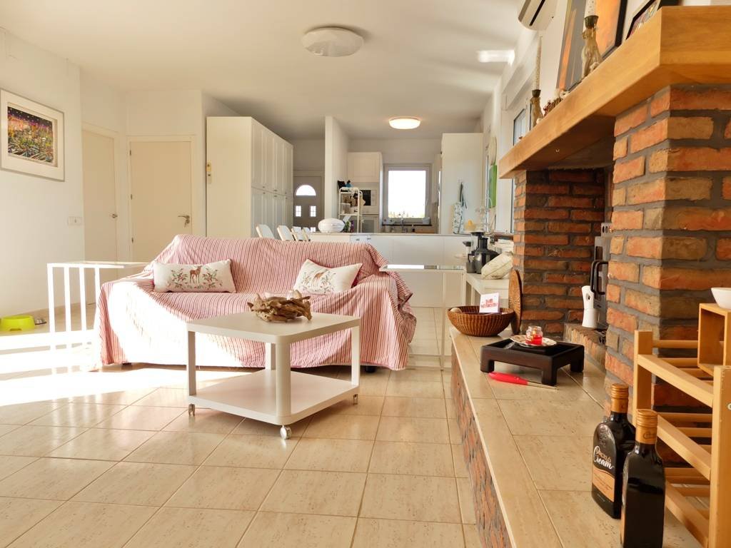 Viel Platz zum Leben & Genießen – Villa mit 9 Schlafzimmern, 4 Terrassen & 3 Garagen