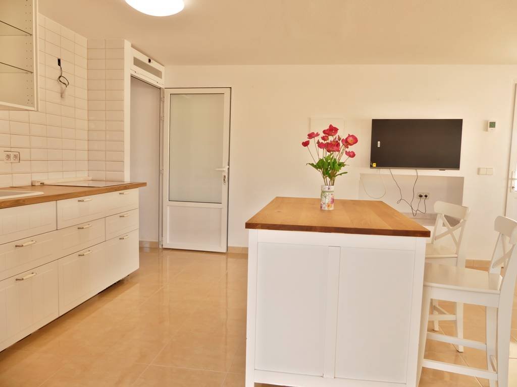 Viel Platz zum Leben & Genießen – Villa mit 9 Schlafzimmern, 4 Terrassen & 3 Garagen