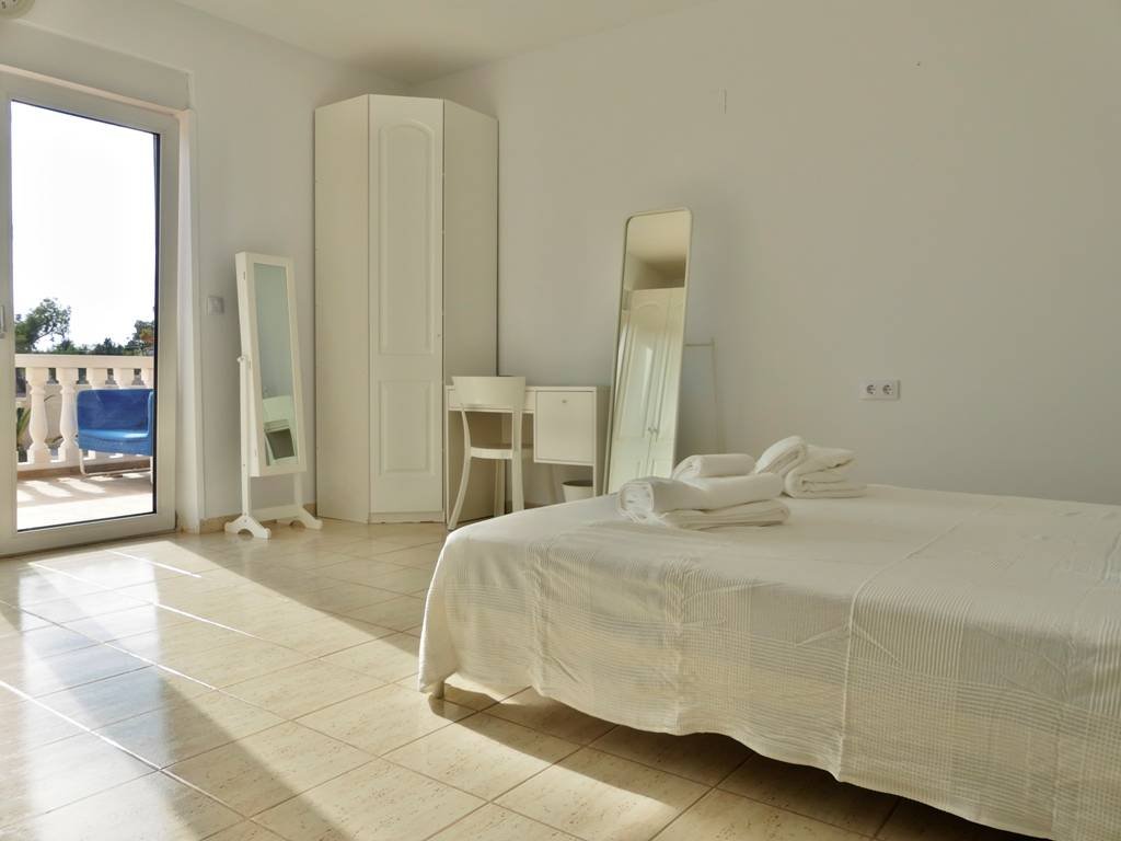 Viel Platz zum Leben & Genießen – Villa mit 9 Schlafzimmern, 4 Terrassen & 3 Garagen