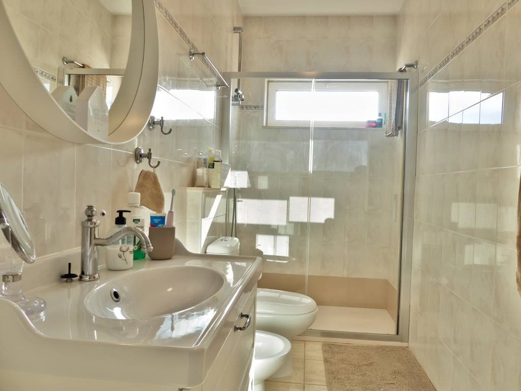 Viel Platz zum Leben & Genießen – Villa mit 9 Schlafzimmern, 4 Terrassen & 3 Garagen