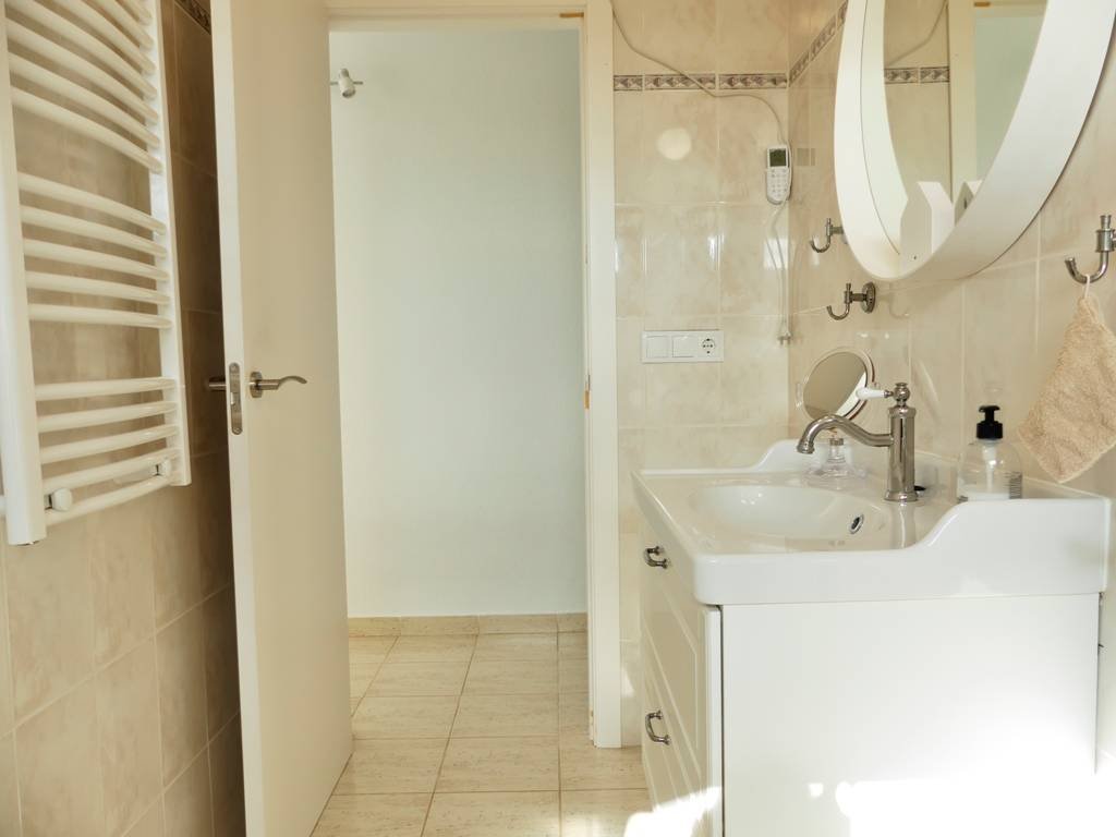 Viel Platz zum Leben & Genießen – Villa mit 9 Schlafzimmern, 4 Terrassen & 3 Garagen