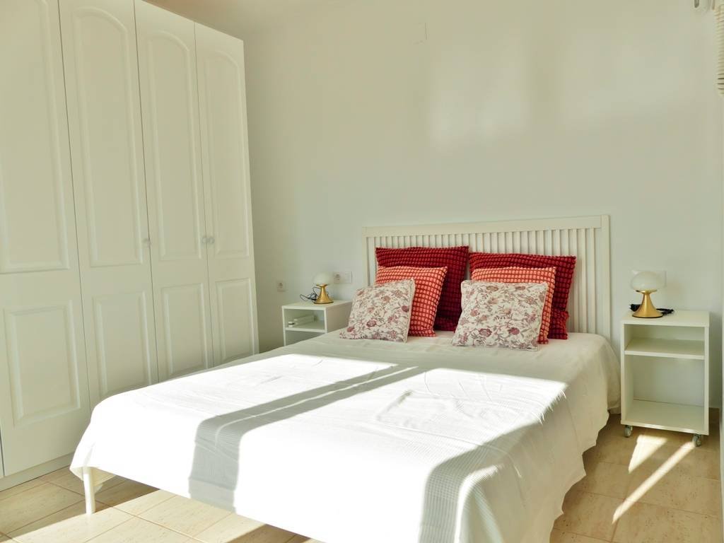 Viel Platz zum Leben & Genießen – Villa mit 9 Schlafzimmern, 4 Terrassen & 3 Garagen