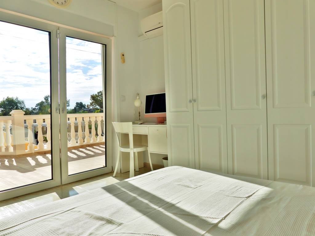 Viel Platz zum Leben & Genießen – Villa mit 9 Schlafzimmern, 4 Terrassen & 3 Garagen