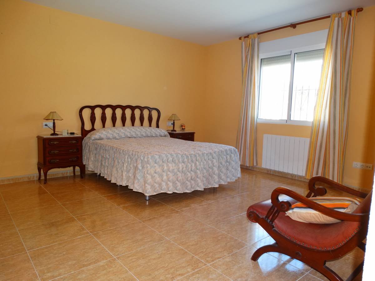 Impressive independent property in Aigües de Busot with 3000 m2 of rustic plot, 431m2 of housing, built in 1984.The distribution is 6 bedrooms and ...