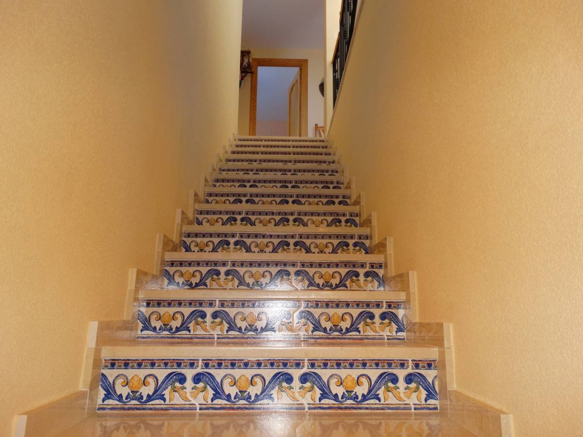 Impressive independent property in Aigües de Busot with 3000 m2 of rustic plot, 431m2 of housing, built in 1984.The distribution is 6 bedrooms and ...