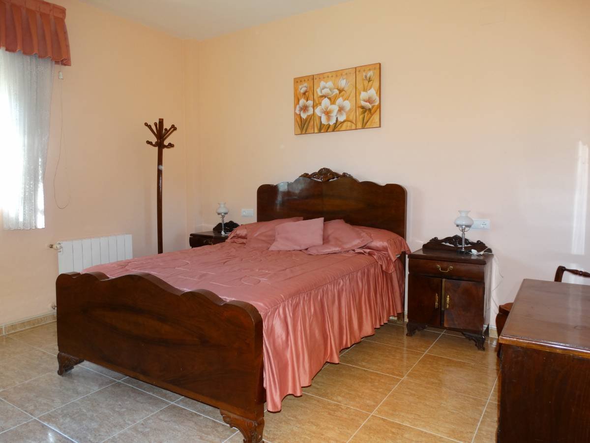 Impressive independent property in Aigües de Busot with 3000 m2 of rustic plot, 431m2 of housing, built in 1984.The distribution is 6 bedrooms and ...