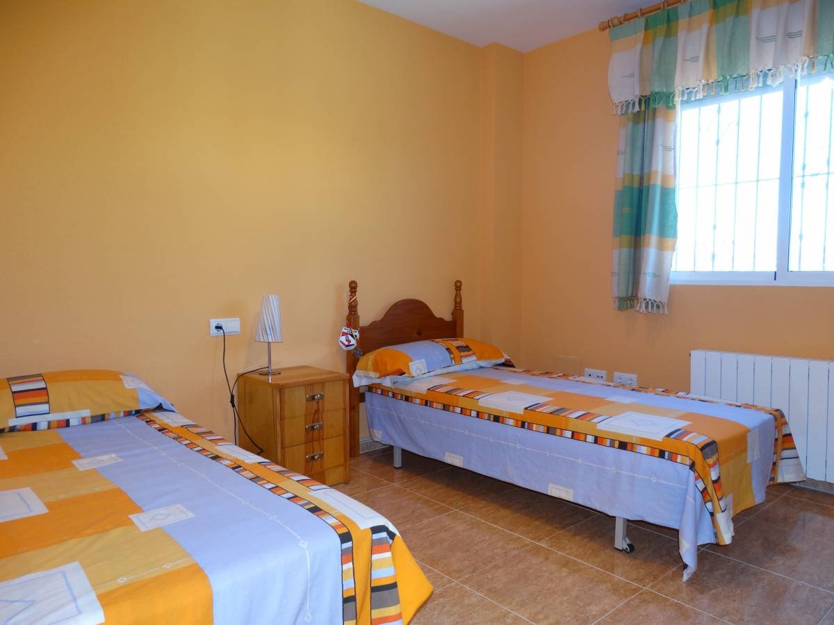 Impressive independent property in Aigües de Busot with 3000 m2 of rustic plot, 431m2 of housing, built in 1984.The distribution is 6 bedrooms and ...