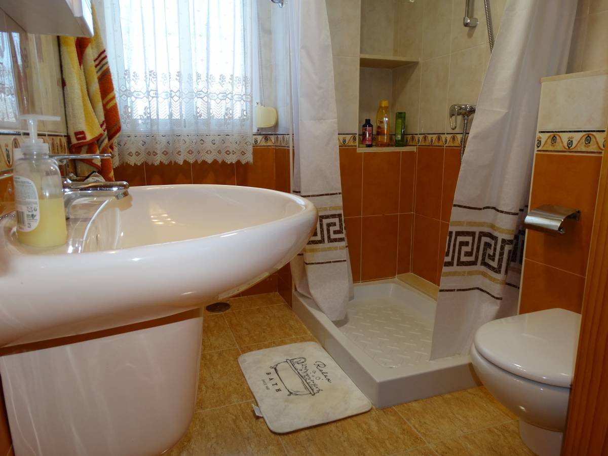 Impressive independent property in Aigües de Busot with 3000 m2 of rustic plot, 431m2 of housing, built in 1984.The distribution is 6 bedrooms and ...