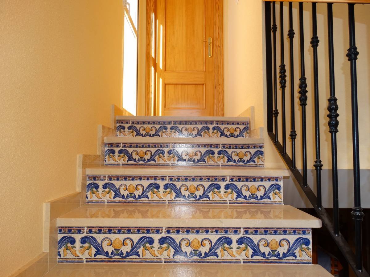 Impressive independent property in Aigües de Busot with 3000 m2 of rustic plot, 431m2 of housing, built in 1984.The distribution is 6 bedrooms and ...