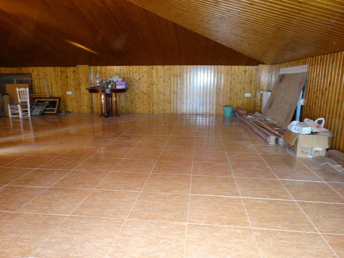 Impressive independent property in Aigües de Busot with 3000 m2 of rustic plot, 431m2 of housing, built in 1984.The distribution is 6 bedrooms and ...