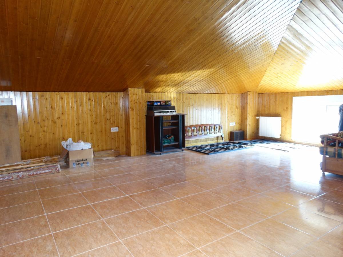 Impressive independent property in Aigües de Busot with 3000 m2 of rustic plot, 431m2 of housing, built in 1984.The distribution is 6 bedrooms and ...