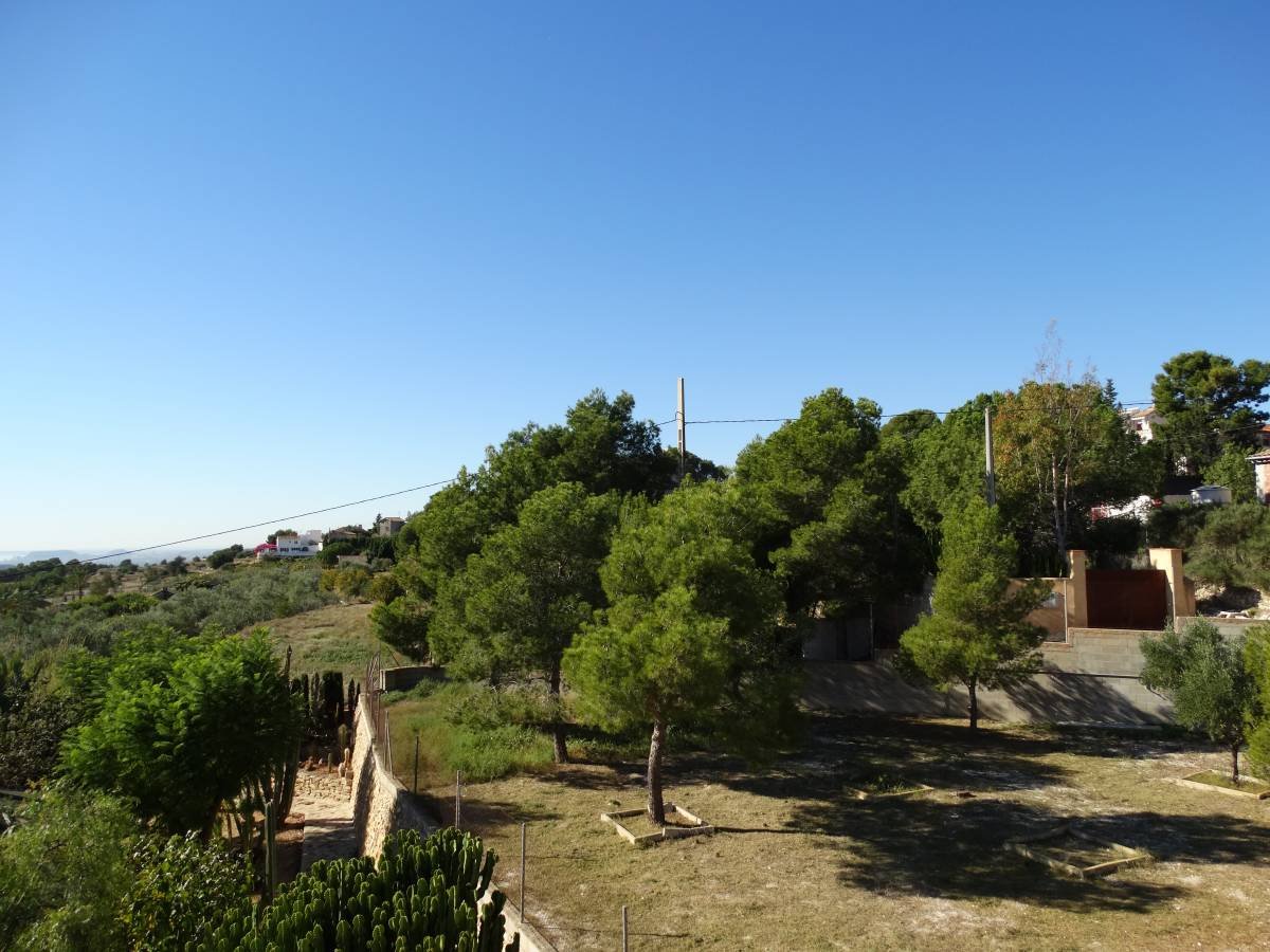 Impressive independent property in Aigües de Busot with 3000 m2 of rustic plot, 431m2 of housing, built in 1984.The distribution is 6 bedrooms and ...