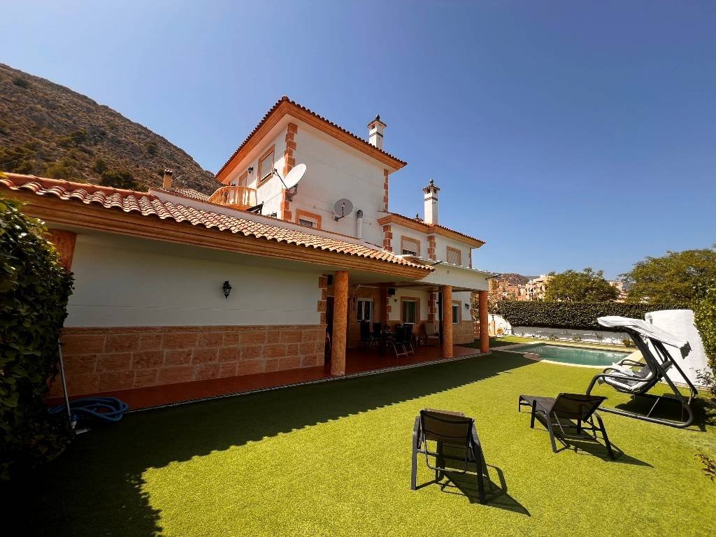 Villa of 424 m2 on a 640 m2 plot, located in a very quiet residential area just 200 m to the village of Jijona. It takes only 5 minutes to get to t...