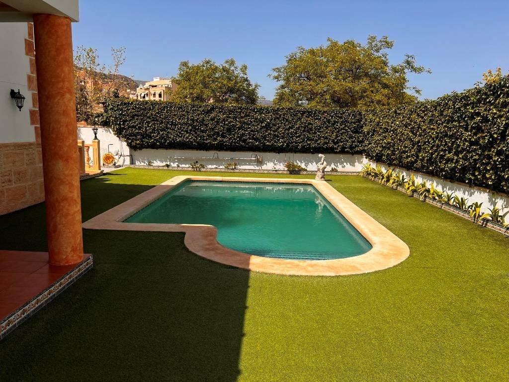 Villa of 424 m2 on a 640 m2 plot, located in a very quiet residential area just 200 m to the village of Jijona. It takes only 5 minutes to get to t...