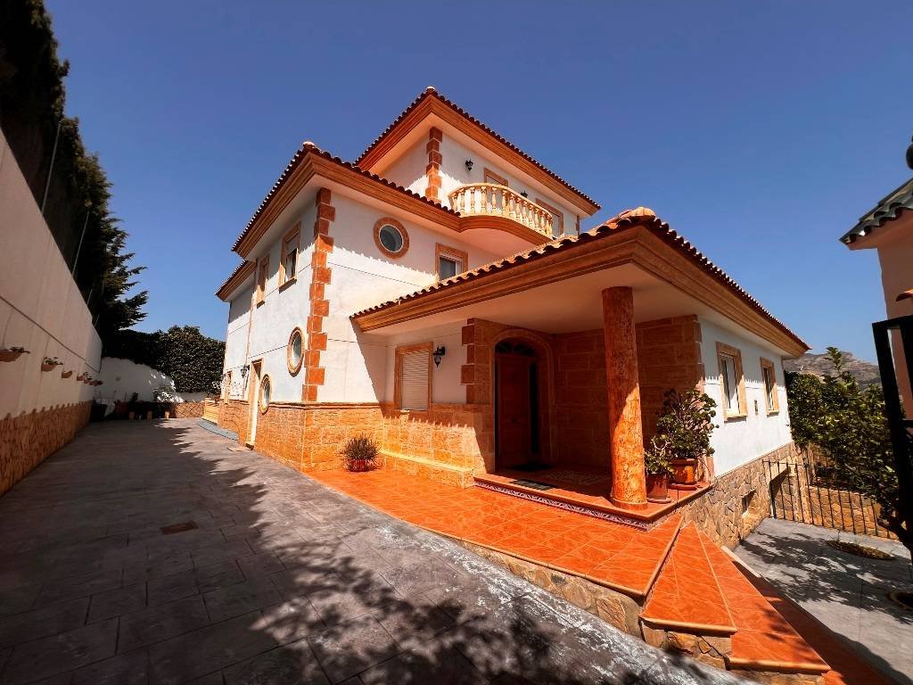 Villa of 424 m2 on a 640 m2 plot, located in a very quiet residential area just 200 m to the village of Jijona. It takes only 5 minutes to get to t...