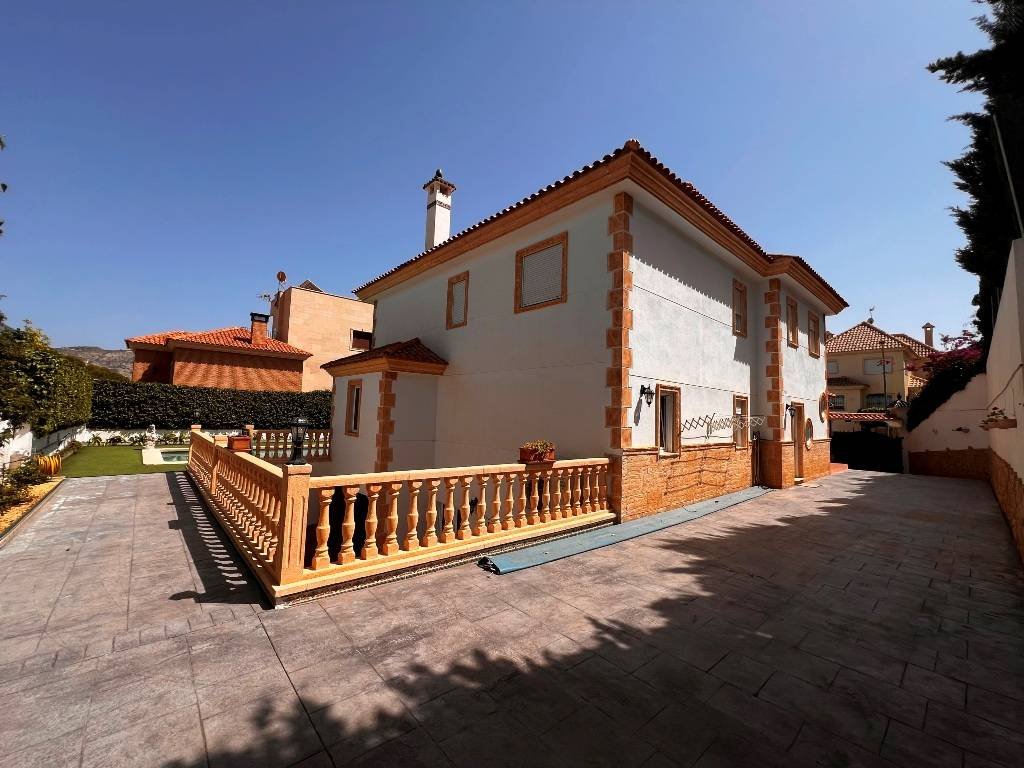 Villa of 424 m2 on a 640 m2 plot, located in a very quiet residential area just 200 m to the village of Jijona. It takes only 5 minutes to get to t...