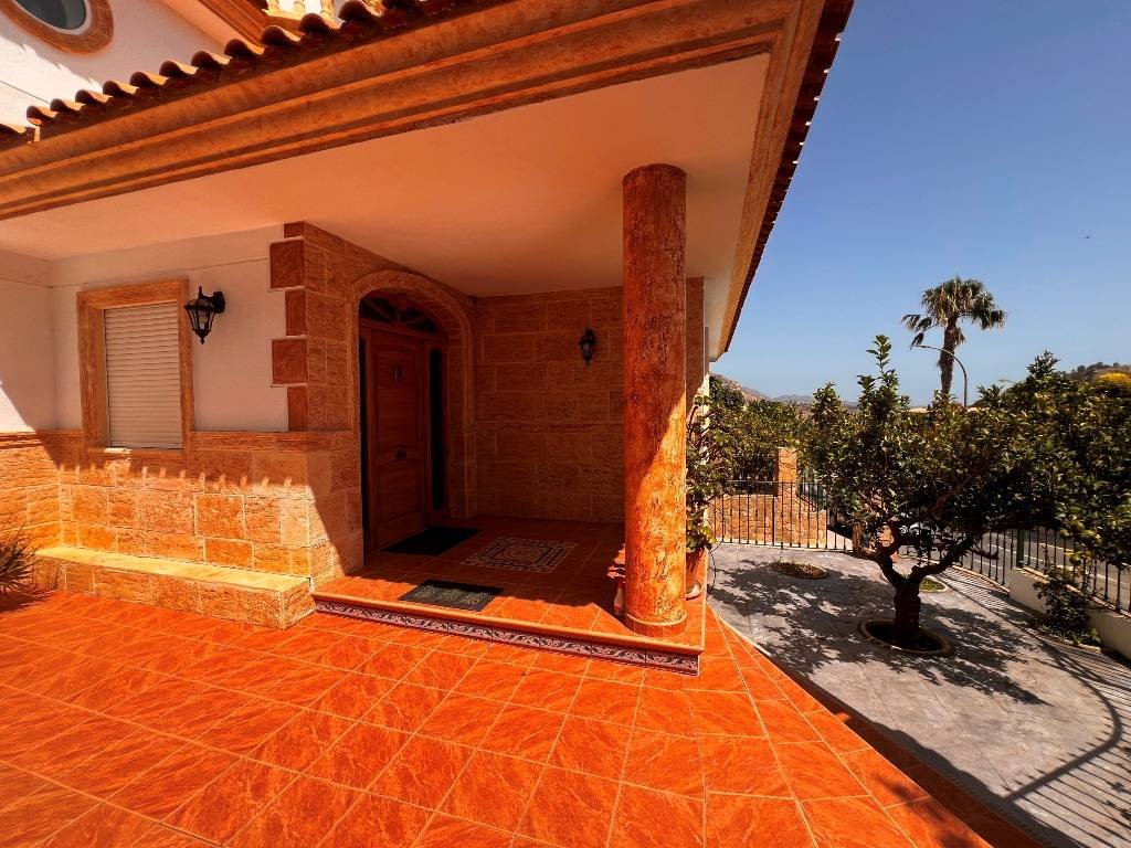 Villa of 424 m2 on a 640 m2 plot, located in a very quiet residential area just 200 m to the village of Jijona. It takes only 5 minutes to get to t...