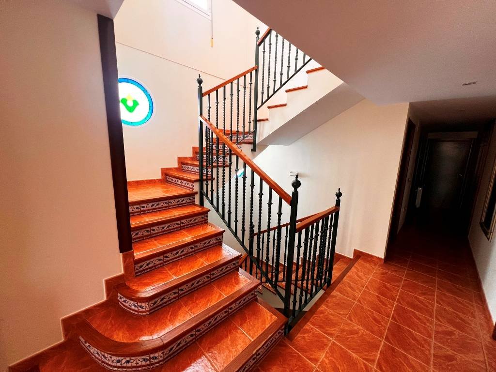 Villa of 424 m2 on a 640 m2 plot, located in a very quiet residential area just 200 m to the village of Jijona. It takes only 5 minutes to get to t...