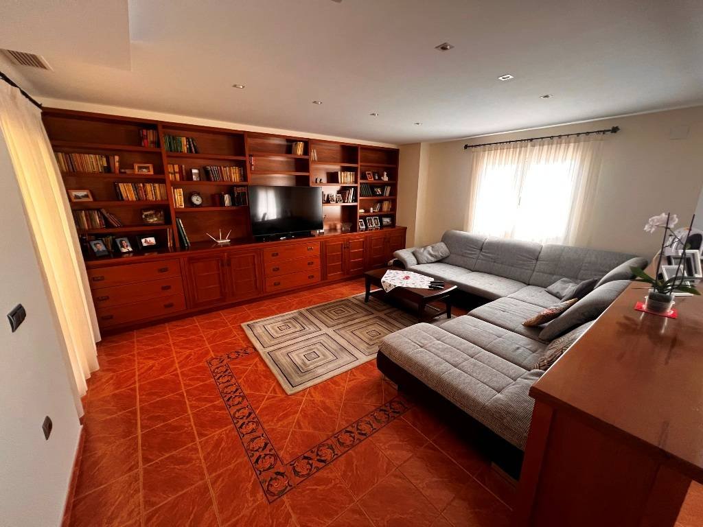 Villa of 424 m2 on a 640 m2 plot, located in a very quiet residential area just 200 m to the village of Jijona. It takes only 5 minutes to get to t...