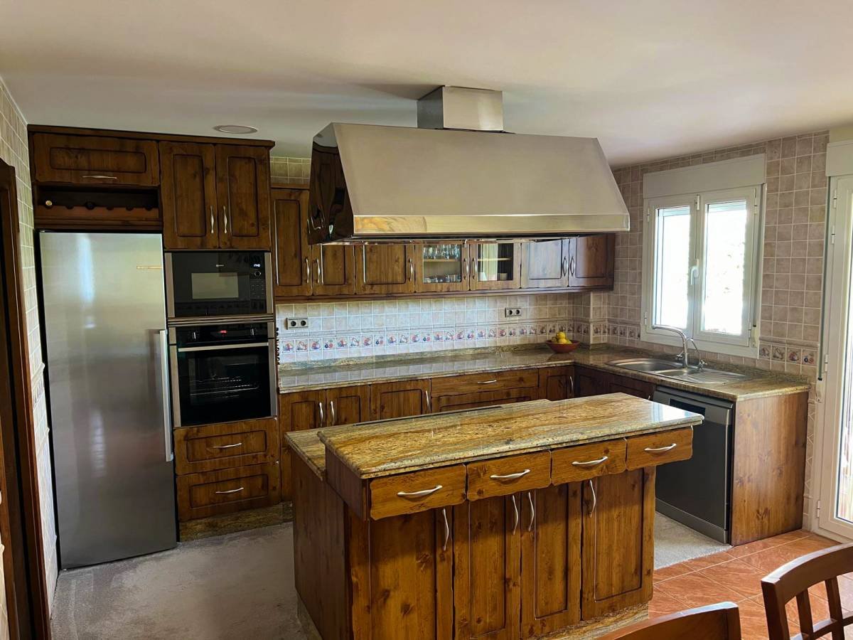 Villa of 424 m2 on a 640 m2 plot, located in a very quiet residential area just 200 m to the village of Jijona. It takes only 5 minutes to get to t...