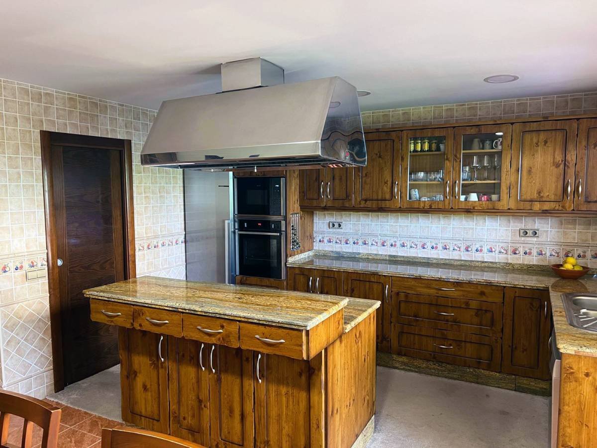 Villa of 424 m2 on a 640 m2 plot, located in a very quiet residential area just 200 m to the village of Jijona. It takes only 5 minutes to get to t...