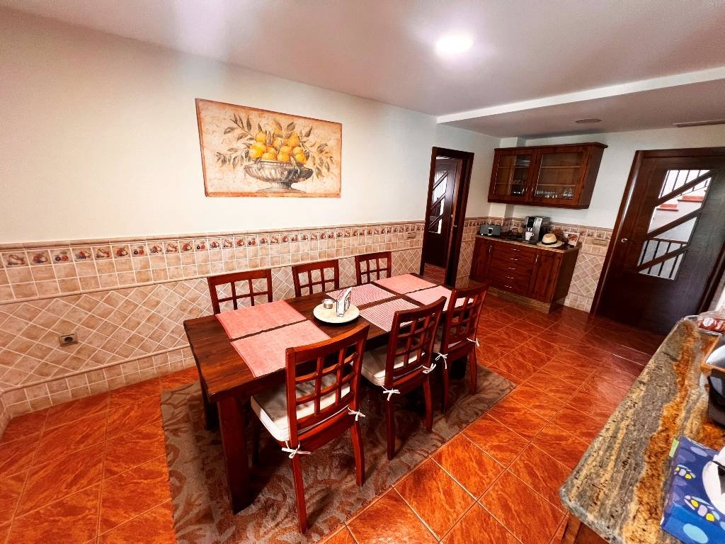 Villa of 424 m2 on a 640 m2 plot, located in a very quiet residential area just 200 m to the village of Jijona. It takes only 5 minutes to get to t...